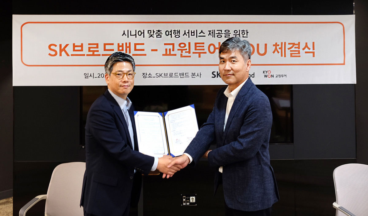 ▲(왼쪽부터) 이상구 교원투어 여행기획부문장, 이강희 SK브로드밴드 세그먼트마케팅 담당이 13일 SK브로드밴드 본사에서 업무협약을 체결한 후 기념촬영을 하고 있다. (사진제공=교원그룹)