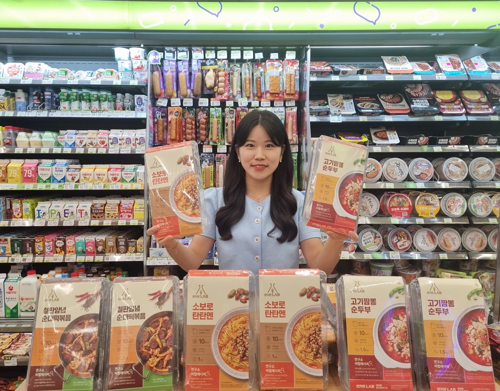 ▲14일 편의점 CU에서 모델이 1~2가구용 소용량 밀키트 시리즈 ‘편키트랩’을 소개하고 있다. (사진제공=BGF리테일)