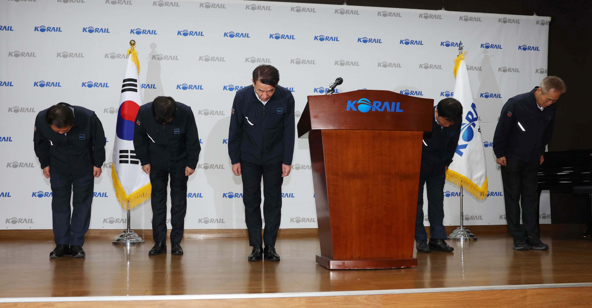 ▲한문희 한국철도공사(코레일) 사장이 14일 서울 중구 코레일 서울사옥에서 기자회견을 갖고 전국철도노동조합(철도노조) 파업과 관련 대국민 사과문을 발표한 뒤 고개숙여 인사하고 있다. 한문희 사장은 이 자리에서 “국민 불편을 최소화하기 위해 필수 유지 인력과 내외부 대체인력 등 가용자원을 전부 활용하고 비상수송 체제로 전환해 열차운행에 전력을 다하겠다”고 말했다. 신태현 기자 holjjak@