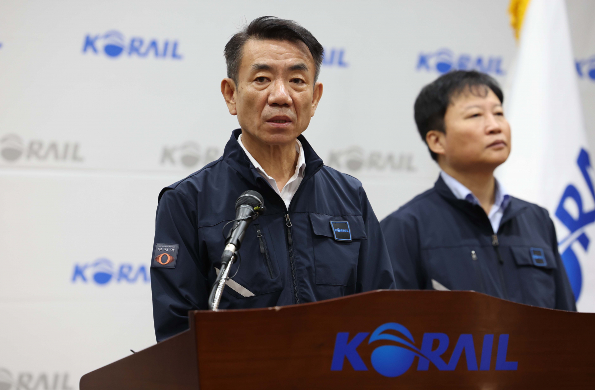 ▲한문희 한국철도공사(코레일) 사장이 14일 서울 중구 코레일 서울사옥에서 기자회견을 갖고 전국철도노동조합(철도노조) 파업과 관련 대국민 사과문을 발표하고 있다. 한문희 사장은 이 자리에서 “국민 불편을 최소화하기 위해 필수 유지 인력과 내외부 대체인력 등 가용자원을 전부 활용하고 비상수송 체제로 전환해 열차운행에 전력을 다하겠다”고 말했다. 신태현 기자 holjjak@