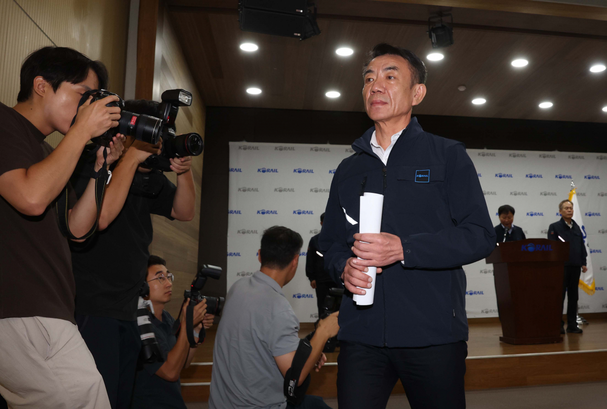 ▲한문희 한국철도공사(코레일) 사장이 14일 서울 중구 코레일 서울사옥에서 기자회견을 갖고 전국철도노동조합(철도노조) 파업과 관련 대국민 사과문을 발표한 뒤 나서고 있다. 한문희 사장은 이 자리에서 “국민 불편을 최소화하기 위해 필수 유지 인력과 내외부 대체인력 등 가용자원을 전부 활용하고 비상수송 체제로 전환해 열차운행에 전력을 다하겠다”고 말했다. 신태현 기자 holjjak@