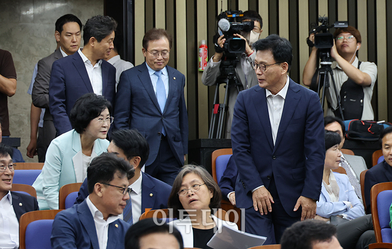 ▲박광온 더불어민주당 원내대표가 14일 서울 여의도 국회에서 열린 의원총회에 참석하고 있다. 고이란 기자 photoeran@