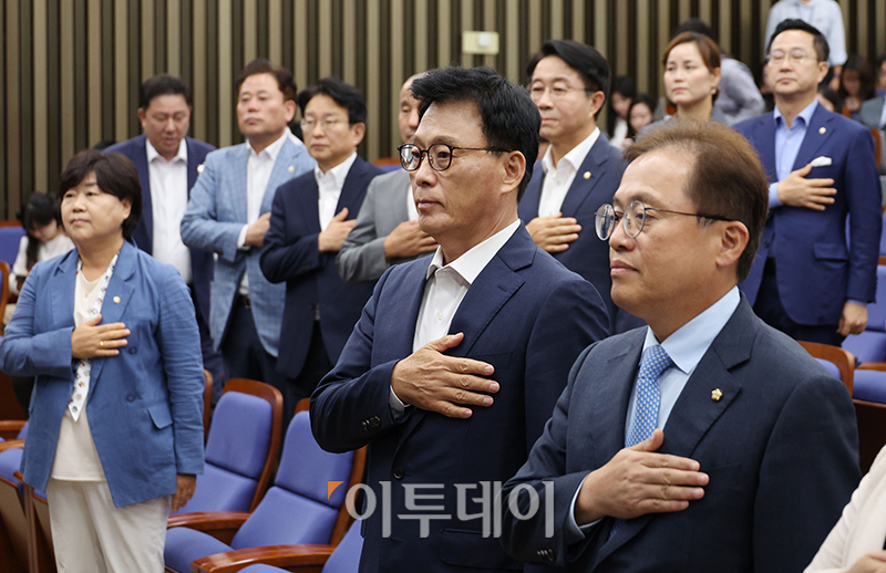 ▲박광온 더불어민주당 원내대표가 14일 서울 여의도 국회에서 열린 의원총회에서 국민의례를 하고 있다. 고이란 기자 photoeran@