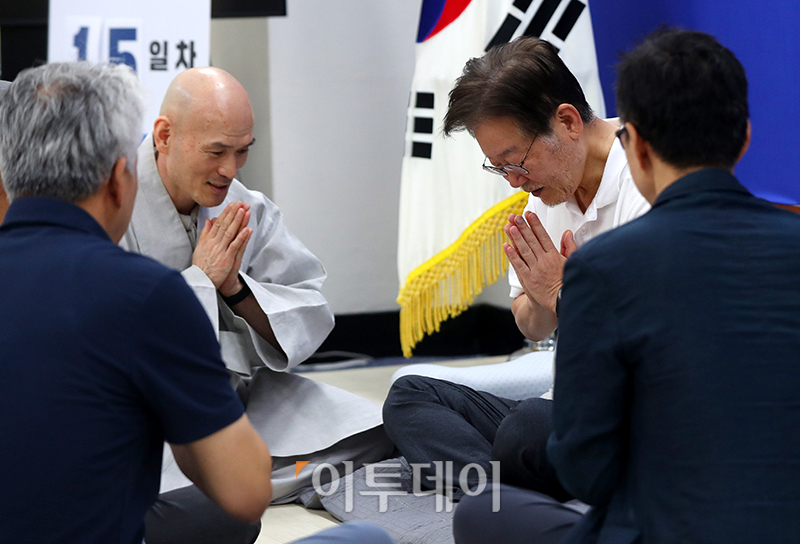 ▲15일째 단식투쟁을 이어가고 있는 이재명 더불어민주당 대표가 14일 서울 여의도 국회 당대표실에서 조계종 윤석열 시국법회 야단법석 준비위 대표단과 만나고 있다. 고이란 기자 photoeran@