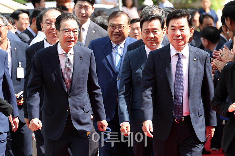 ▲김진표(앞줄 오른쪽) 국회의장과 이성희(앞줄 왼쪽) 농협중앙회장이 14일 서울 여의도 국회에서 열린 '2023 추석맞이 농축산물 행복장터'에 참석하고 있다. 고이란 기자 photoeran@