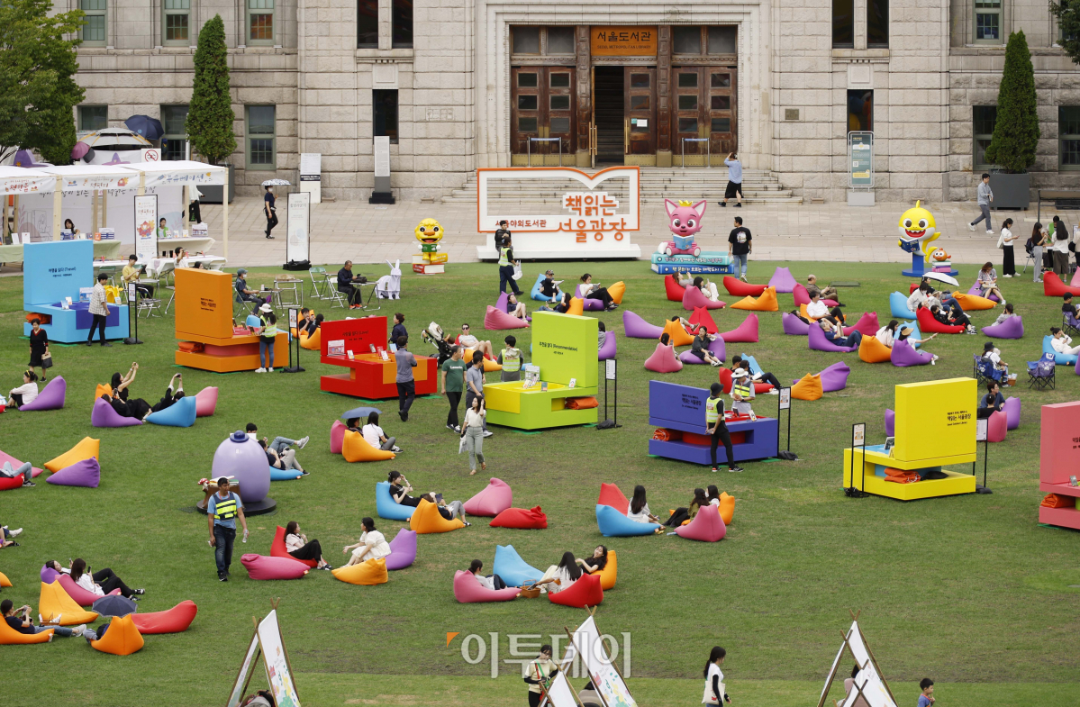 ▲서울 야외도서관 '책 읽는 서울광장'이 하반기 운영을 시작한 14일 오후 서울 중구 서울광장을 찾은 시민들이 휴식을 취하고 있다. 11월 12일까지 매주 목요일부터 일요일 운영되는 책 읽는 서울광장은 '음악과 책'을 주제로 운영된다. 개장 첫 주인 14~15일 점심 시간대에는 클래식·재즈 공연과 디즈니와 스튜디오 지브리의 애니메이션 오리지널 사운트 트랙(OST) 공연이 열린다. 조현호 기자 hyunho@