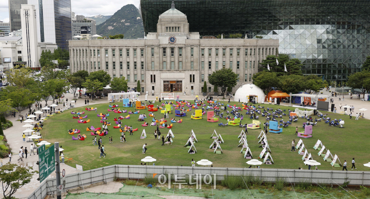 ▲서울 야외도서관 '책 읽는 서울광장'이 하반기 운영을 시작한 14일 오후 서울 중구 서울광장을 찾은 시민들이 휴식을 취하고 있다. 11월 12일까지 매주 목요일부터 일요일 운영되는 책 읽는 서울광장은 '음악과 책'을 주제로 운영된다. 개장 첫 주인 14~15일 점심 시간대에는 클래식·재즈 공연과 디즈니와 스튜디오 지브리의 애니메이션 오리지널 사운트 트랙(OST) 공연이 열린다. 조현호 기자 hyunho@