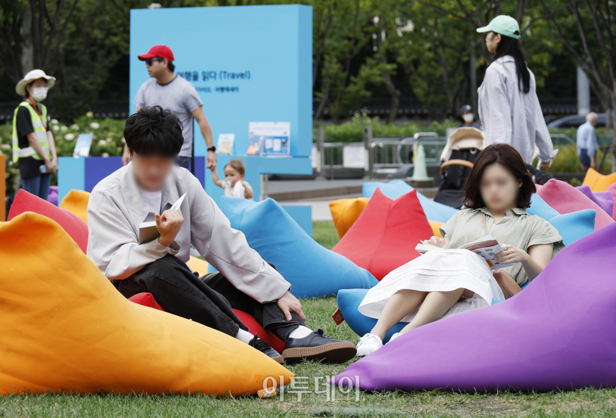 ▲서울 야외도서관 '책 읽는 서울광장'이 하반기 운영을 시작한 14일 오후 서울 중구 서울광장을 찾은 시민들이 독서를 하고 있다. 11월 12일까지 매주 목요일부터 일요일 운영되는 책 읽는 서울광장은 '음악과 책'을 주제로 운영된다. 개장 첫 주인 14~15일 점심 시간대에는 클래식·재즈 공연과 디즈니와 스튜디오 지브리의 애니메이션 오리지널 사운트 트랙(OST) 공연이 열린다. 조현호 기자 hyunho@