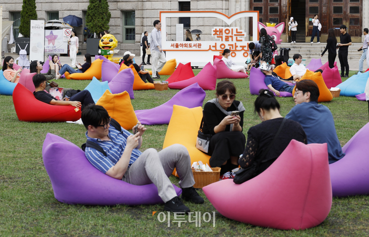 ▲서울 야외도서관 '책 읽는 서울광장'이 하반기 운영을 시작한 14일 오후 서울 중구 서울광장을 찾은 시민들이 휴식을 취하고 있다. 11월 12일까지 매주 목요일부터 일요일 운영되는 책 읽는 서울광장은 '음악과 책'을 주제로 운영된다. 개장 첫 주인 14~15일 점심 시간대에는 클래식·재즈 공연과 디즈니와 스튜디오 지브리의 애니메이션 오리지널 사운트 트랙(OST) 공연이 열린다. 조현호 기자 hyunho@