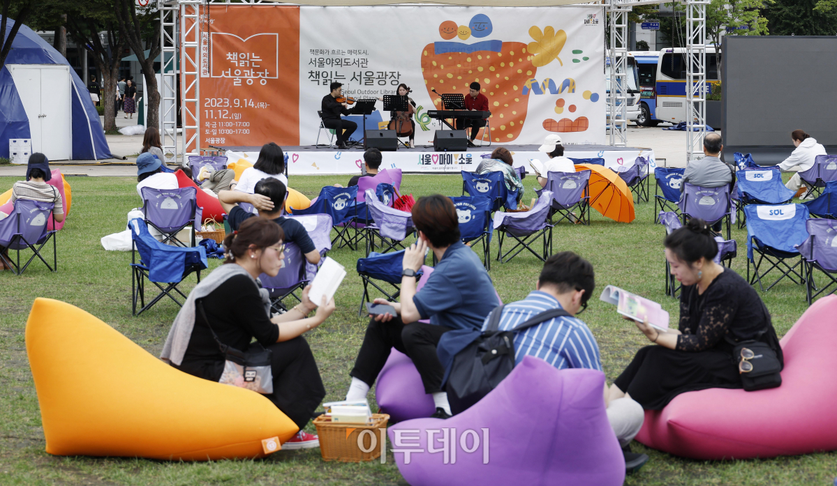 ▲서울 야외도서관 '책 읽는 서울광장'이 하반기 운영을 시작한 14일 오후 서울 중구 서울광장을 찾은 시민들이 '시네마틱 트리오의 클래식으로 듣는 영화음악' 공연을 관람하고 있다. 11월 12일까지 매주 목요일부터 일요일 운영되는 책 읽는 서울광장은 '음악과 책'을 주제로 운영된다. 개장 첫 주인 14~15일 점심 시간대에는 클래식·재즈 공연과 디즈니와 스튜디오 지브리의 애니메이션 오리지널 사운트 트랙(OST) 공연이 열린다. 조현호 기자 hyunho@