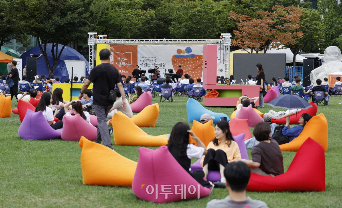 ▲서울 야외도서관 '책 읽는 서울광장'이 하반기 운영을 시작한 14일 오후 서울 중구 서울광장을 찾은 시민들이 '시네마틱 트리오의 클래식으로 듣는 영화음악' 공연을 관람하고 있다. 11월 12일까지 매주 목요일부터 일요일 운영되는 책 읽는 서울광장은 '음악과 책'을 주제로 운영된다. 개장 첫 주인 14~15일 점심 시간대에는 클래식·재즈 공연과 디즈니와 스튜디오 지브리의 애니메이션 오리지널 사운트 트랙(OST) 공연이 열린다. 조현호 기자 hyunho@