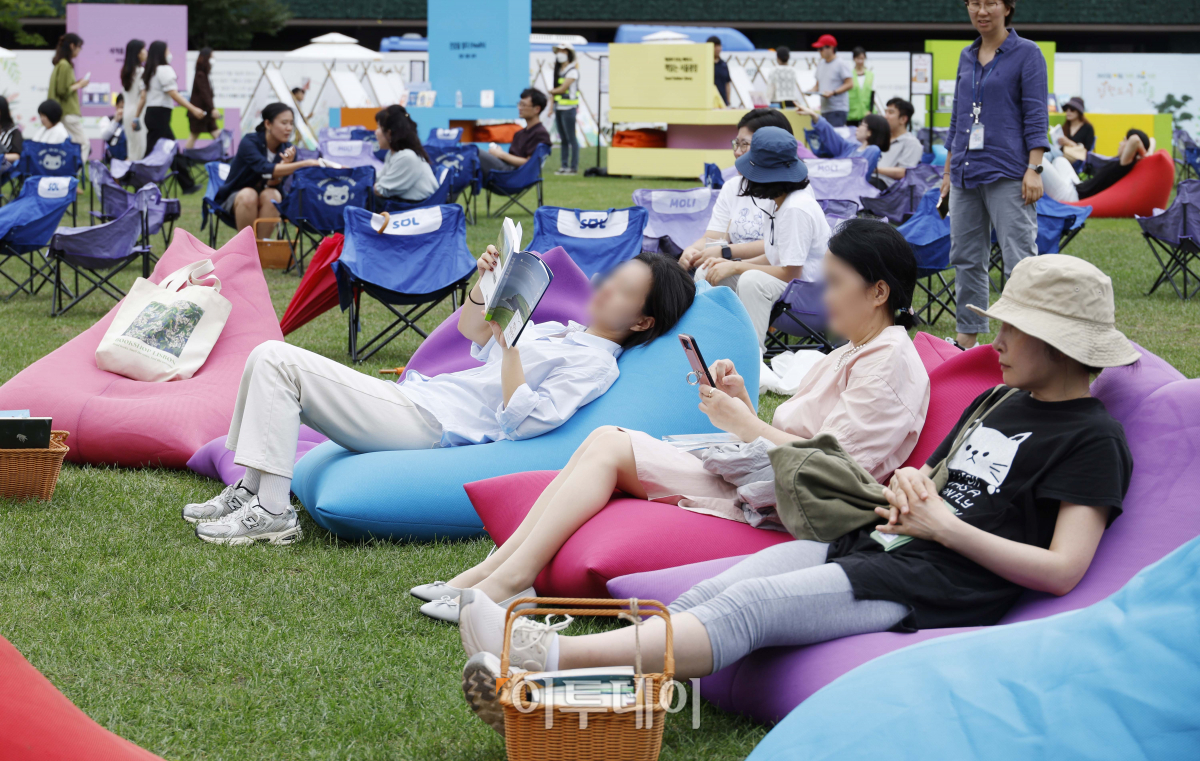 ▲서울 야외도서관 '책 읽는 서울광장'이 하반기 운영을 시작한 14일 오후 서울 중구 서울광장을 찾은 시민들이 휴식을 취하고 있다. 11월 12일까지 매주 목요일부터 일요일 운영되는 책 읽는 서울광장은 '음악과 책'을 주제로 운영된다. 개장 첫 주인 14~15일 점심 시간대에는 클래식·재즈 공연과 디즈니와 스튜디오 지브리의 애니메이션 오리지널 사운트 트랙(OST) 공연이 열린다. 조현호 기자 hyunho@