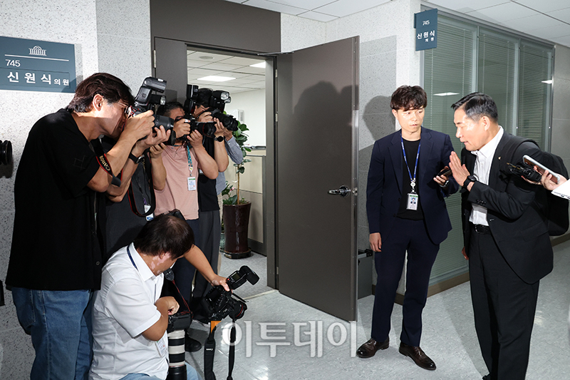 ▲신원식 국방부 장관 후보자가 14일 서울 여의도 국회 의원회관 사무실로 출근하고 있다. 고이란 기자 photoeran@