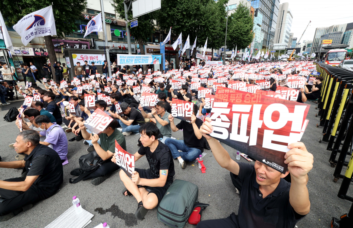 ▲전국철도노동조합(철도노조) 조합원들이 14일 서울 중구 서울역 앞에서 총파업 출정식을 갖고 구호를 외치고 있다. 철도노조는 KTX와 SRT의 통합과 성실교섭 및 합의 이행, 직무급제 도입 철회, 4조 2교대 전면 시행 등을 요구하며 이날 오전 9시부터 18일 오전 9시까지 제1차 총파업에 돌입했다. 신태현 기자 holjjak@