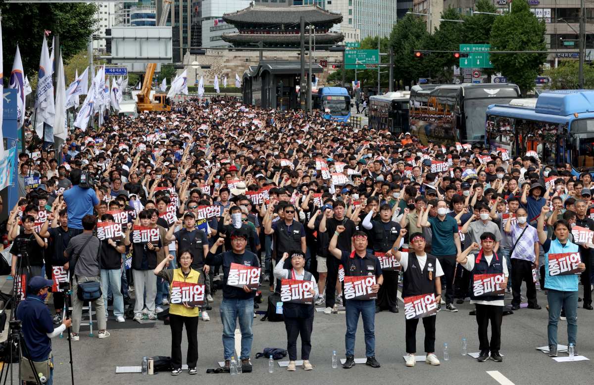 ▲전국철도노동조합(철도노조) 조합원들이 14일 서울 중구 서울역 앞에서 총파업 출정식을 갖고 구호를 외치고 있다. 철도노조는 KTX와 SRT의 통합과 성실교섭 및 합의 이행, 직무급제 도입 철회, 4조 2교대 전면 시행 등을 요구하며 이날 오전 9시부터 18일 오전 9시까지 제1차 총파업에 돌입했다. 신태현 기자 holjjak@