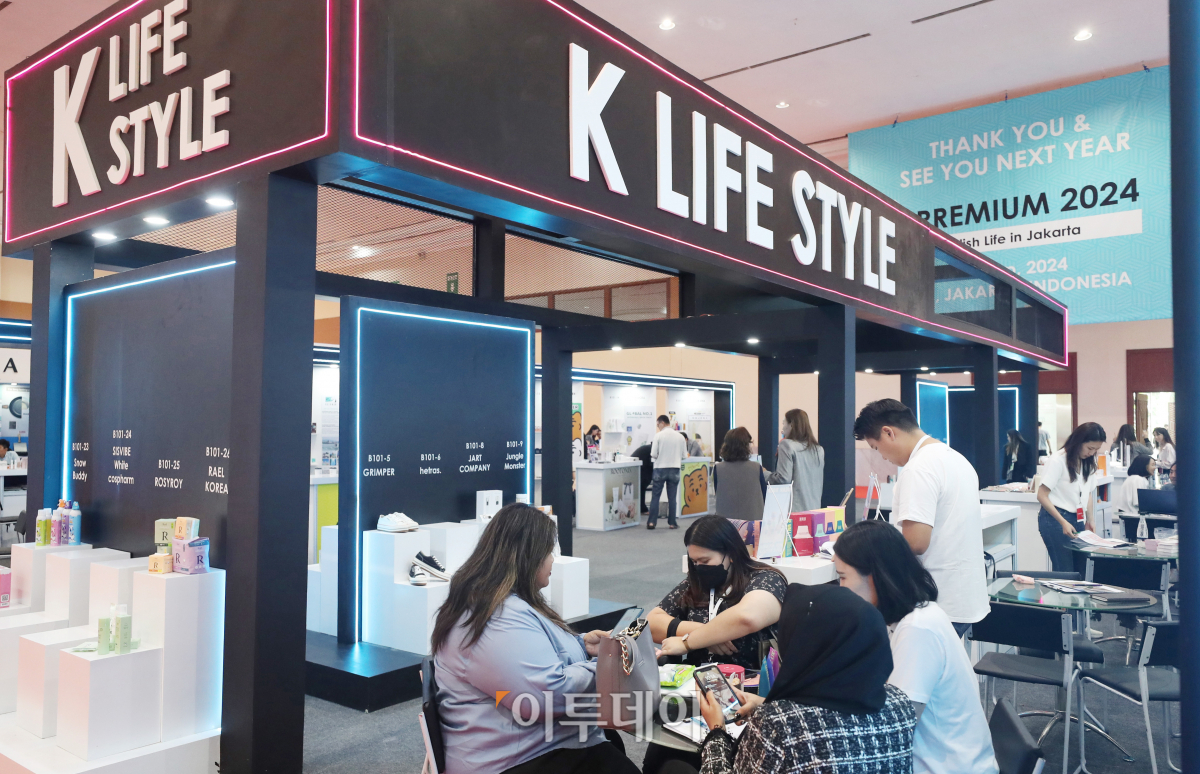 ▲14일 인도네시아 자카르타 JCC 전시장에서 열린 '2023 자카르타 국제 프리미엄 소비재전'에서 참가자들이 전시 부스를 둘러보고 있다. 한국무역협회와 코엑스, 대중소기업농어업협력재단이 공동으로는 개최하는 '2023 자카르타 국제 프리미엄 소비재전'은 국내 231개사와 해외 122개사가 참가한 역대 최대 규모의 해외 전시회로 젊은 자원 부국 인도네시아의 수출시장 개척을 위해 17일 까지 진행된다. 사진공동취재단