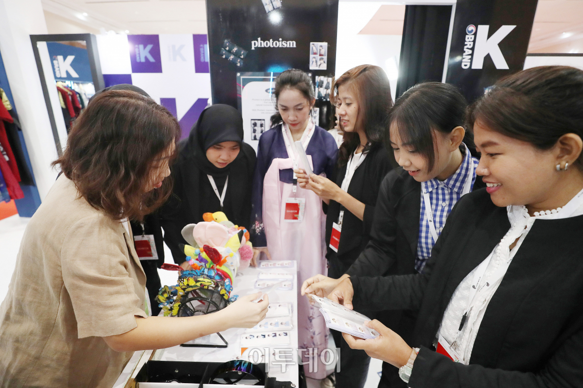 ▲14일 인도네시아 자카르타 JCC 전시장에서 열린 '2023 자카르타 국제 프리미엄 소비재전'에서 참가자들이 전시 부스를 둘러보고 있다. 한국무역협회와 코엑스, 대중소기업농어업협력재단이 공동으로는 개최하는 '2023 자카르타 국제 프리미엄 소비재전'은 국내 231개사와 해외 122개사가 참가한 역대 최대 규모의 해외 전시회로 젊은 자원 부국 인도네시아의 수출시장 개척을 위해 17일 까지 진행된다. 사진공동취재단