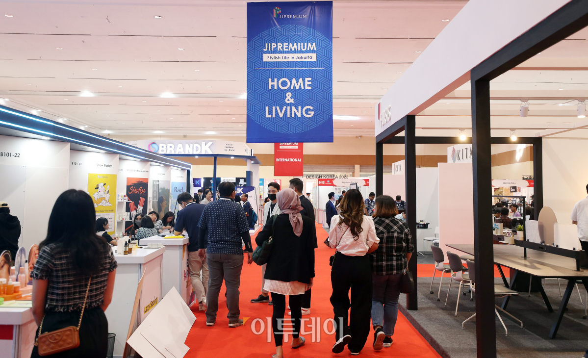 ▲14일 인도네시아 자카르타 JCC 전시장에서 열린 '2023 자카르타 국제 프리미엄 소비재전'에서 참가자들이 전시 부스를 둘러보고 있다. 한국무역협회와 코엑스, 대중소기업농어업협력재단이 공동으로는 개최하는 '2023 자카르타 국제 프리미엄 소비재전'은 국내 231개사와 해외 122개사가 참가한 역대 최대 규모의 해외 전시회로 젊은 자원 부국 인도네시아의 수출시장 개척을 위해 17일 까지 진행된다. 사진공동취재단