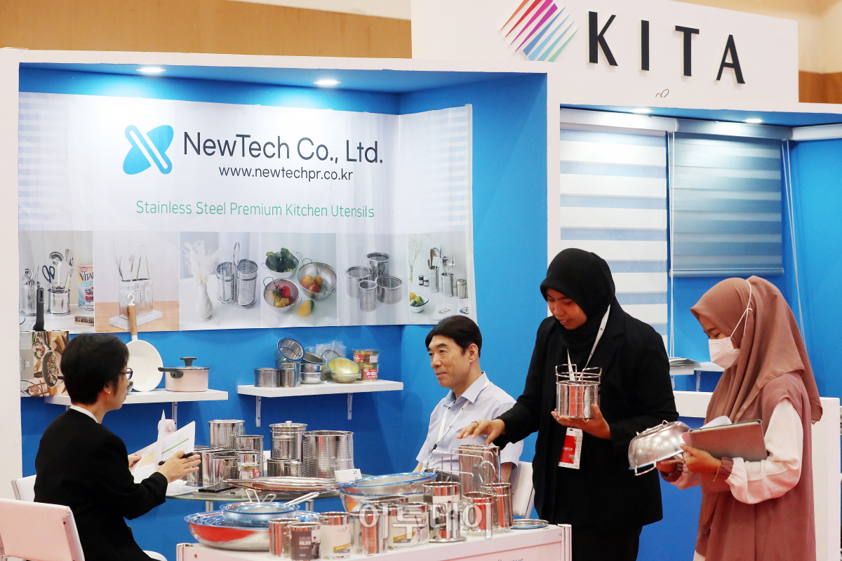 ▲14일 인도네시아 자카르타 JCC 전시장에서 열린 '2023 자카르타 국제 프리미엄 소비재전'에서 참가자들이 전시 부스를 둘러보고 있다. 한국무역협회와 코엑스, 대중소기업농어업협력재단이 공동으로는 개최하는 '2023 자카르타 국제 프리미엄 소비재전'은 국내 231개사와 해외 122개사가 참가한 역대 최대 규모의 해외 전시회로 젊은 자원 부국 인도네시아의 수출시장 개척을 위해 17일 까지 진행된다. 사진공동취재단
