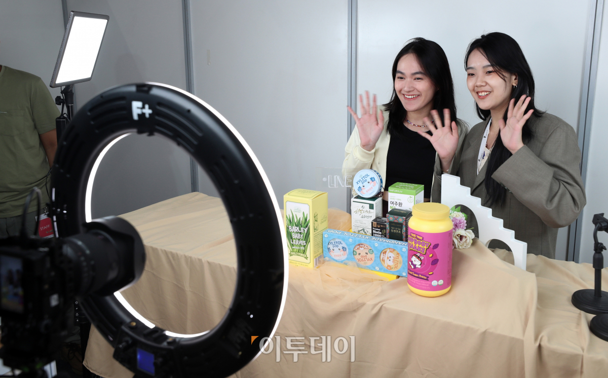 ▲14일 인도네시아 자카르타 JCC 전시장에서 열린 '2023 자카르타 국제 프리미엄 소비재전'에서 한국 제품 홍보를 위한 라이브 방송이 진행되고 있다. 한국무역협회와 코엑스, 대중소기업농어업협력재단이 공동으로는 개최하는 '2023 자카르타 국제 프리미엄 소비재전'은 국내 231개사와 해외 122개사가 참가한 역대 최대 규모의 해외 전시회로 젊은 자원 부국 인도네시아의 수출시장 개척을 위해 오는 17일 까지 진행된다. 사진공동취재단