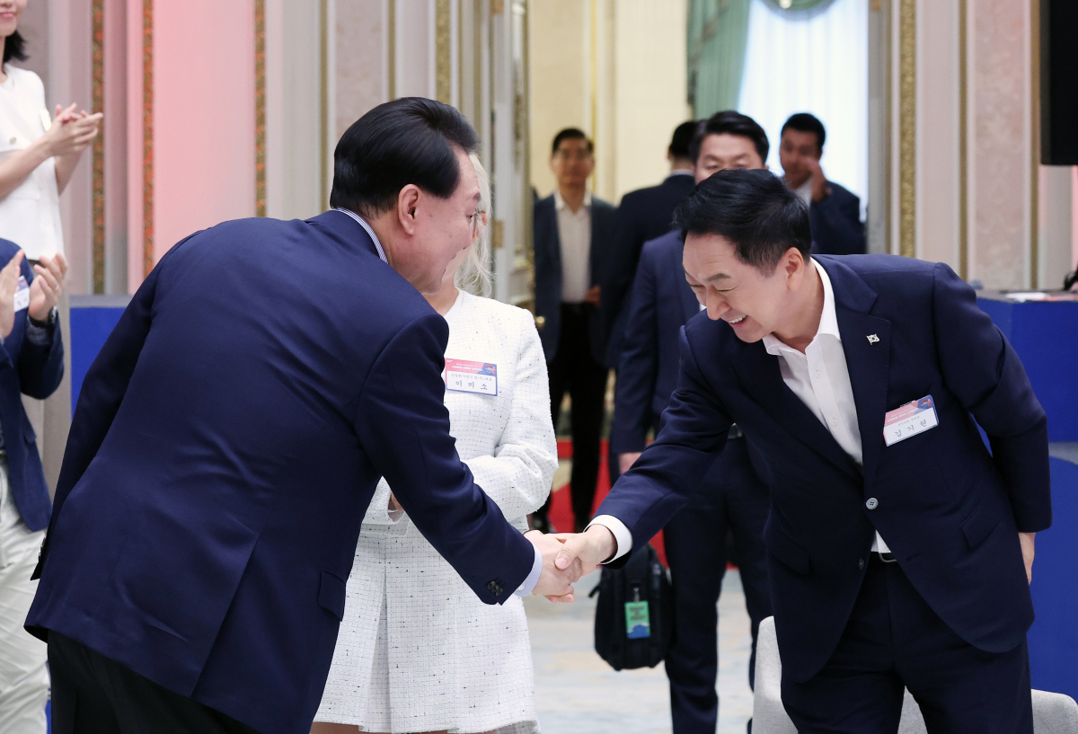 ▲[서울=뉴시스] 전신 기자 = 윤석열 대통령이 30일 청와대 영빈관에서 열린 스타트업 코리아 전략회의에서 김기현 국민의힘 대표와 인사하고 있다. (사진=대통령실통신사진기자단) 2023.08.30. photo1006@newsis.com