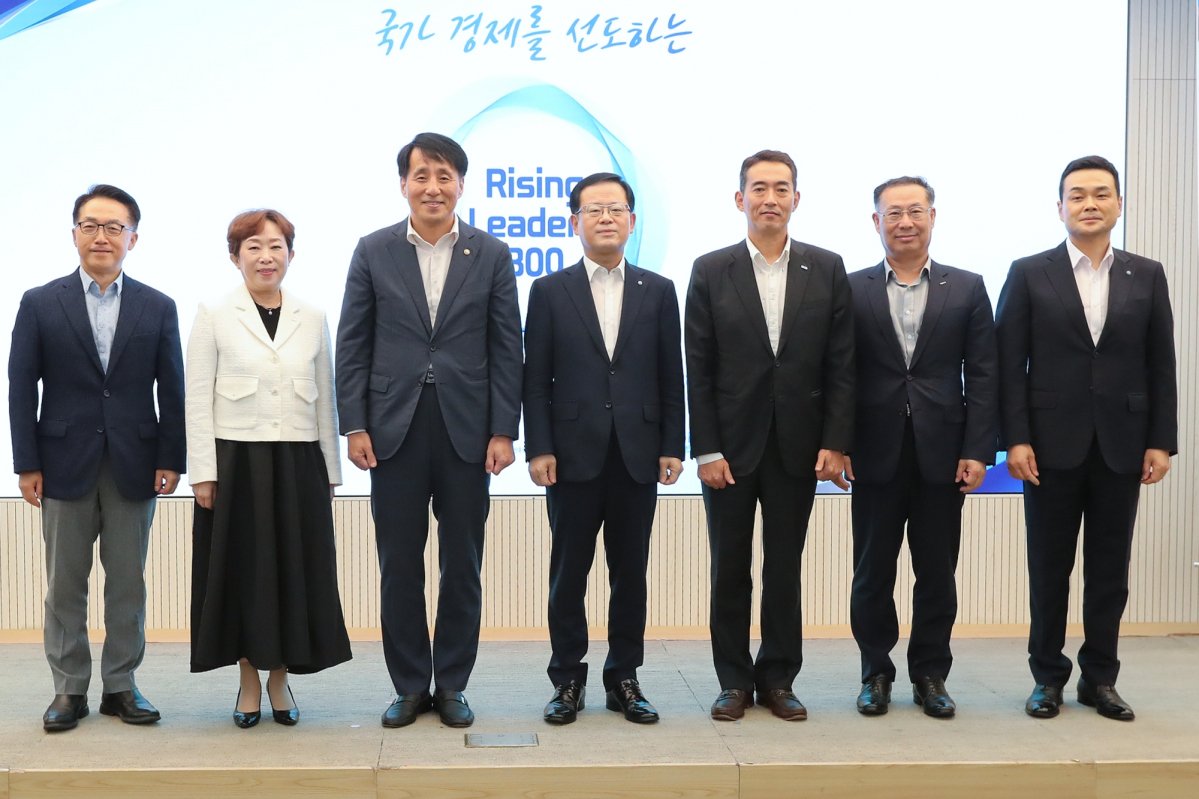 ▲우리은행이 14일 오전 우리은행 본점에서 ‘라이징 리더스 300’ 1기 선정기업 인증패 수여식을 개최했다. (왼쪽부터)이호준 한국중견기업연합회 부회장, 민병주 한국산업기술진흥원 원장, 장영진 산업통상자원부 제1차관, 조병규 우리은행장, 김도훈 한국산업지능화협회 회장, 김윤태 대한무역투자진흥공사 부사장, 강신국 우리은행 기업투자금융부문장이 기념촬영을 하고 있다. (사진제공=우리은행)