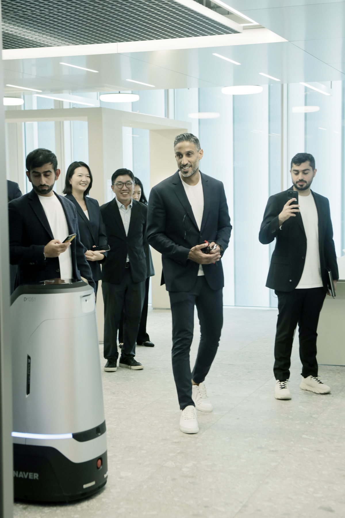 ▲칼판 벨훌(Khalfan Belhoul) 두바이미래재단(DFF, Dubai Future Foundation) CEO와 주요 관계자들이 14일 네이버 제2사옥 1784를 둘러보고 있다. (사진제공=네이버)