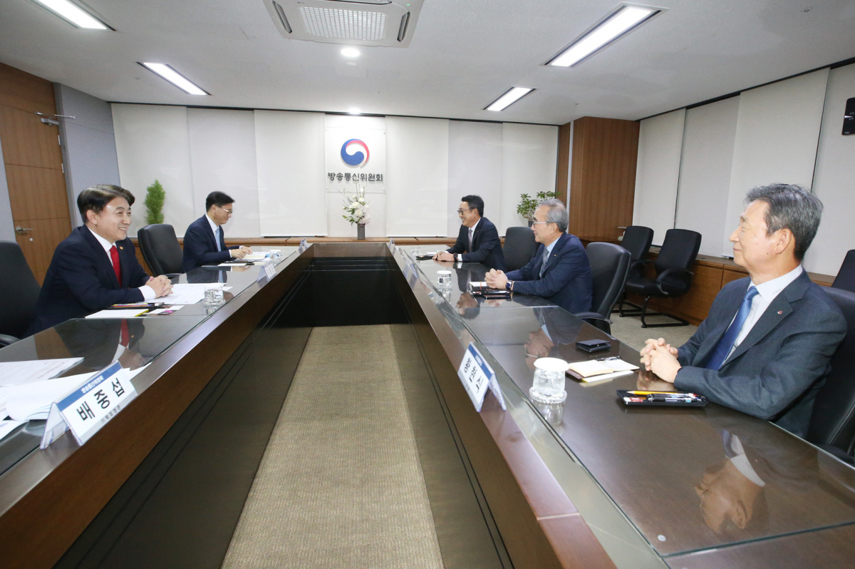 ▲15일 정부과천청사에서 이동관 방통위원장과 이동통신 3사 대표들이 모여 간담회를 진행했다.  (사진제공=방송통신위원회)