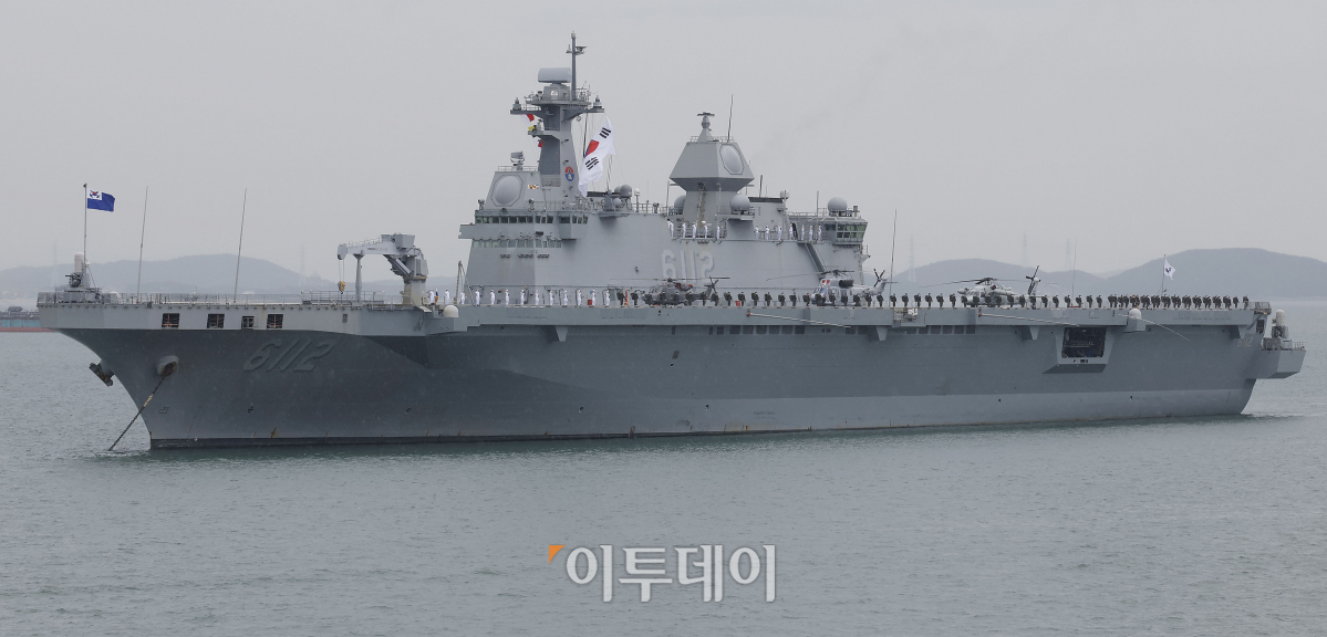 ▲15일 인천항 수로에서 열린 제73주년 인천상륙작전 전승기념 행사에서 마라도함 승조원들이 해상 사열을 하고 있다. 조현호 기자 hyunho@