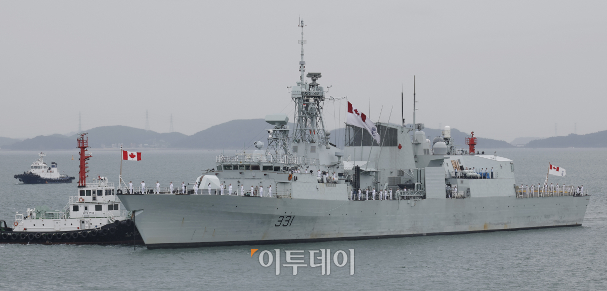 ▲15일 인천항 수로에서 열린 제73주년 인천상륙작전 전승기념 행사에서 캐나다 벤쿠버함 승조원들이 해상 사열을 하고 있다. 조현호 기자 hyunho@