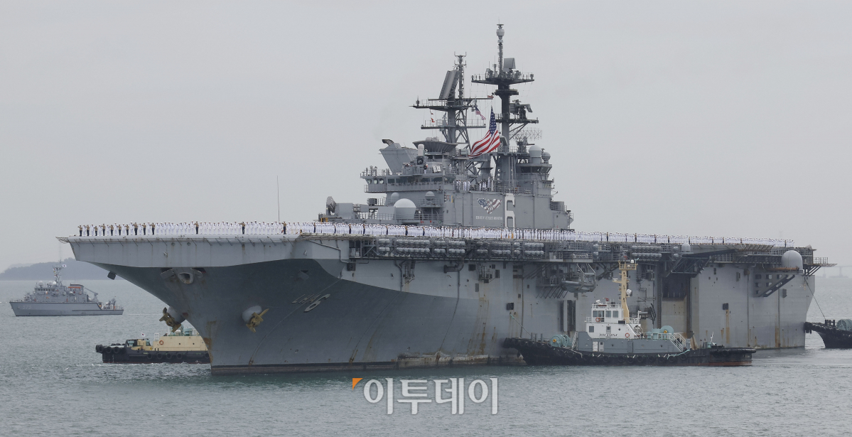 ▲15일 인천항 수로에서 열린 제73주년 인천상륙작전 전승기념 행사에서 미국 아메리카함 승조원들이 해상 사열을 하고 있다. 조현호 기자 hyunho@