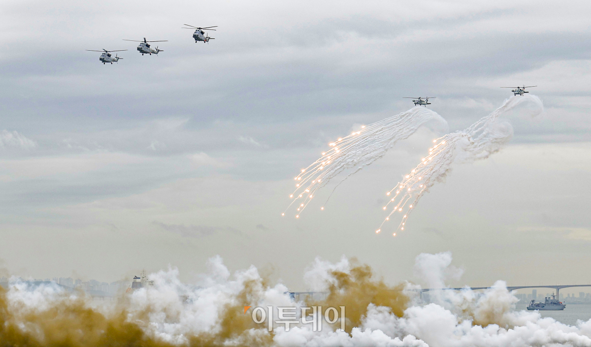 ▲15일 인천항 수로에서 열린 제73주년 인천상륙작전 전승기념 행사에서 해군과 해병대가 인천상륙작전을 재연하고 있다. 조현호 기자 hyunho@