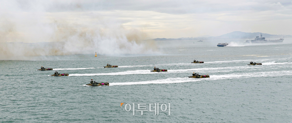 ▲15일 인천항 수로에서 열린 제73주년 인천상륙작전 전승기념 행사에서 해군과 해병대가 인천상륙작전을 재연하고 있다. 조현호 기자 hyunho@