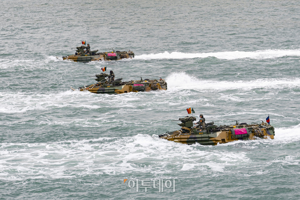 ▲15일 인천항 수로에서 열린 제73주년 인천상륙작전 전승기념 행사에서 해군과 해병대가 인천상륙작전을 재연하고 있다. 조현호 기자 hyunho@