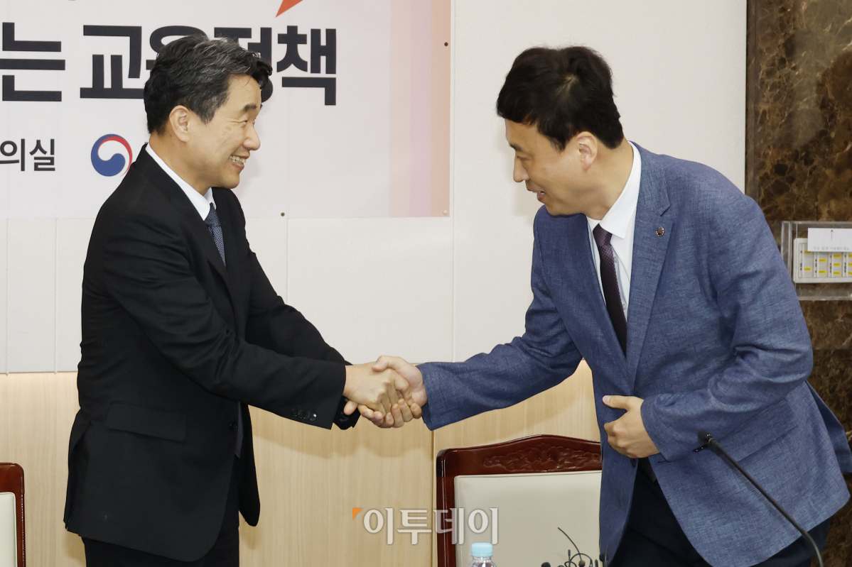 ▲이주호 사회부총리 겸 교육부 장관이 15일 오후 서울 종로구 정부서울청사에서 열린 '제1차 부총리-현장 교원과의 대화'에 참석하며 정성국 한국교원단체총연합회 회장과 인사를 하고 있다. 조현호 기자 hyunho@