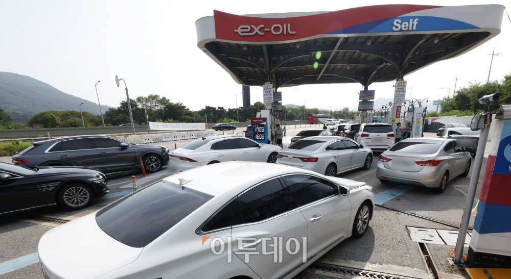 ▲국제유가가 고공행진하는 가운데 국내 휘발유·경유 판매 가격이 9주 연속 상승세를 보이고 있다. 10일 서울 만남의광장 주유소가 주유를 하려는 차량들로 붐비고 있다. 한국석유공사 유가정보서비스 오피넷에 따르면 9월 첫째 주 전국 주유소 휘발유 평균 판매 가격은 전주 대비 5.0원 상승한 1750원을 기록했다. 서울의 휘발유 평균 가격은 전주보다 7.8원 오른 1831.8원을 나타냈다. (조현호 기자 hyunho@)