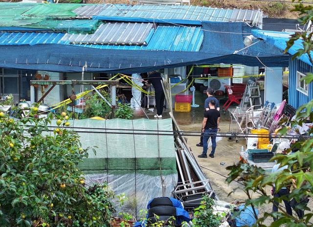 ▲15일 전남 영암군 영암읍 한 주택에서 일가족 사망 사건이 발생한 가운데 16일 현장 감식이 이뤄지고 있다. (연합뉴스)