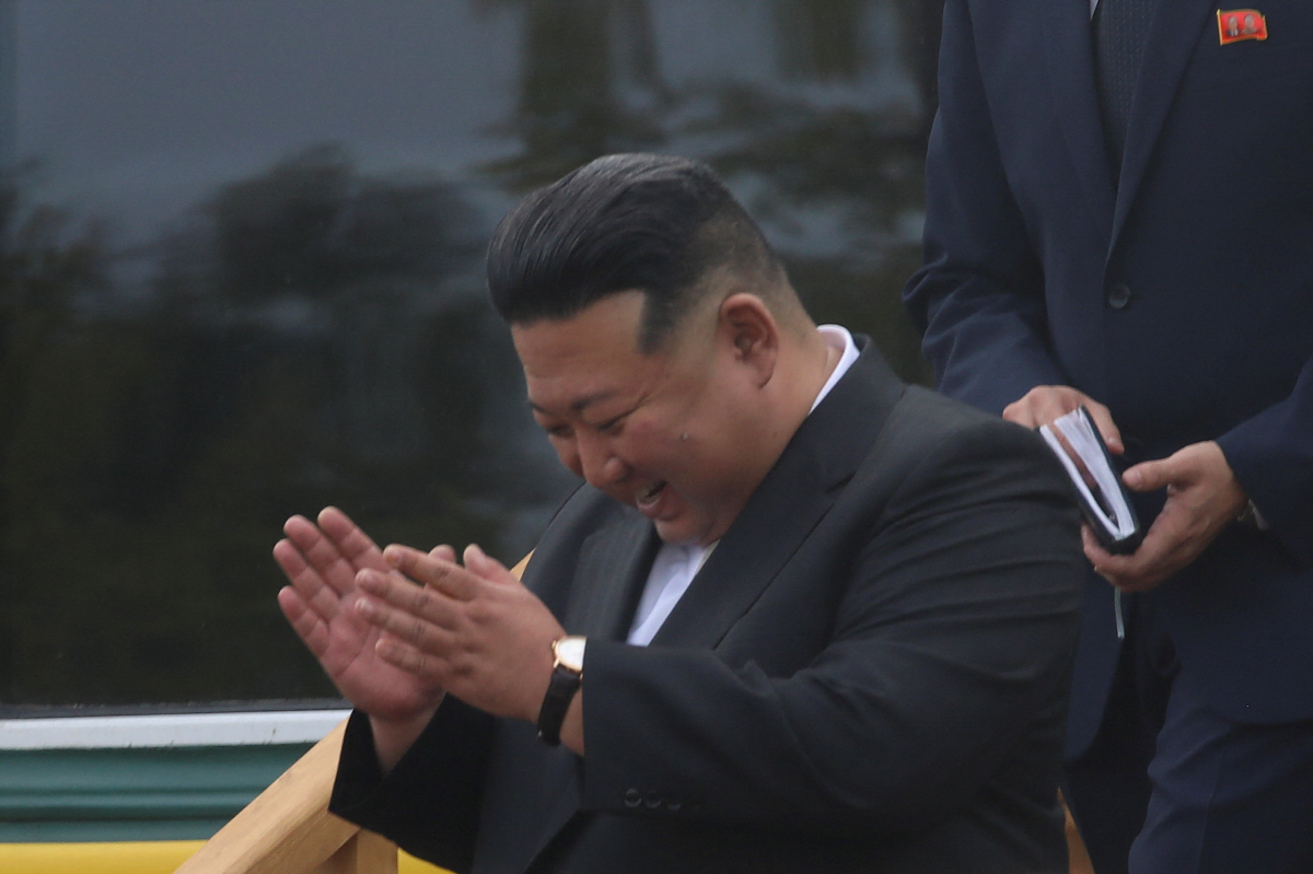 ▲김정은 북한 국무위원장이 16일 러시아 연해주 블라디보스토크에서 미소를 짓고 있다. 블라디보스토크(러시아)/로이터연합뉴스