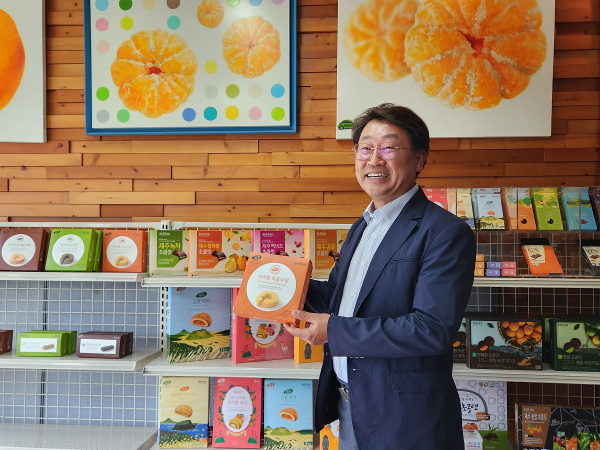 ▲정기범 제키스 대표이사가 생산한 제품에 대해 설명하고 있다. (사진제공=중소기업중앙회)