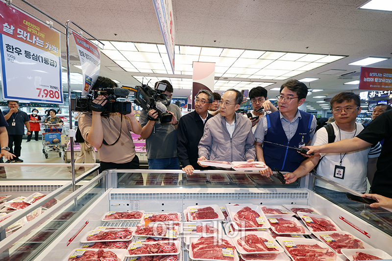 ▲추경호 경제부총리 겸 기획재정부 장관이 17일 서울 양재동 농협하나로마트 매장에서 추석 농축수산물 수급 및 가격 동향을 점검하고 있다.