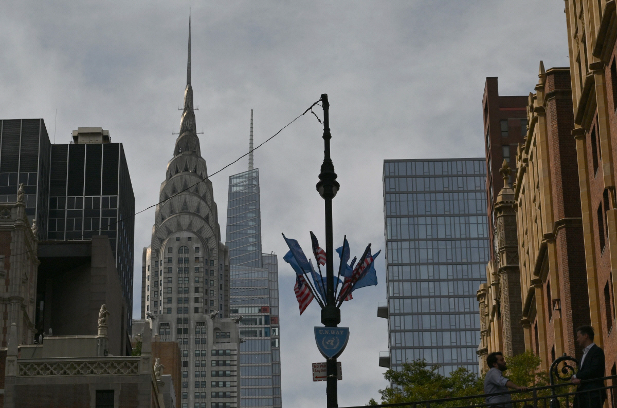 ▲15일(현지시간) 미국 뉴욕에서 열리는 제78회 유엔총회를 앞두고 유엔 본부 밖에 유엔과 미국 국기가 휘날리고 있다. 뉴욕(미국)/AFP연합뉴스

