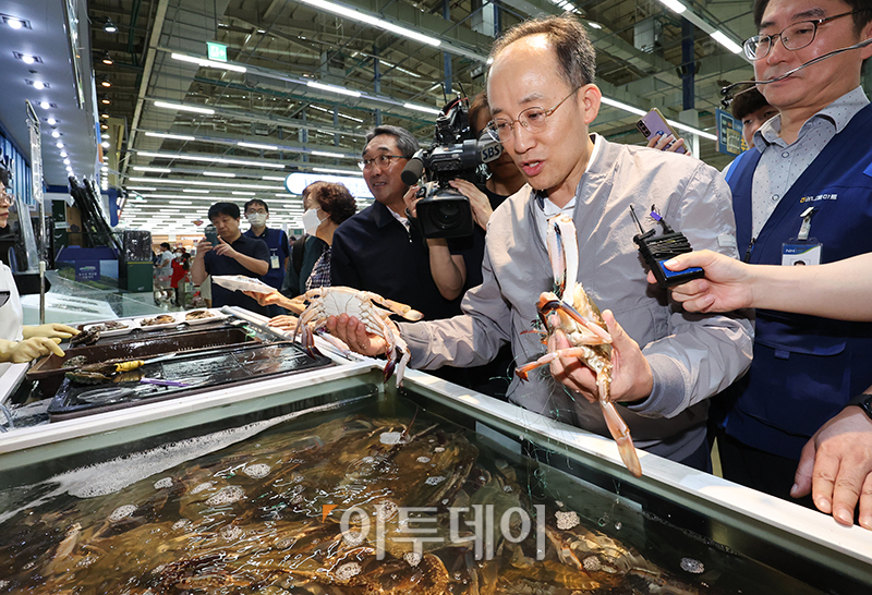 ▲추경호 경제부총리 겸 기획재정부 장관이 17일 서울 양재동 농협하나로마트 매장에서 추석 농축수산물 수급 및 가격 동향을 점검하고 있다. 고이란 기자 photoeran@