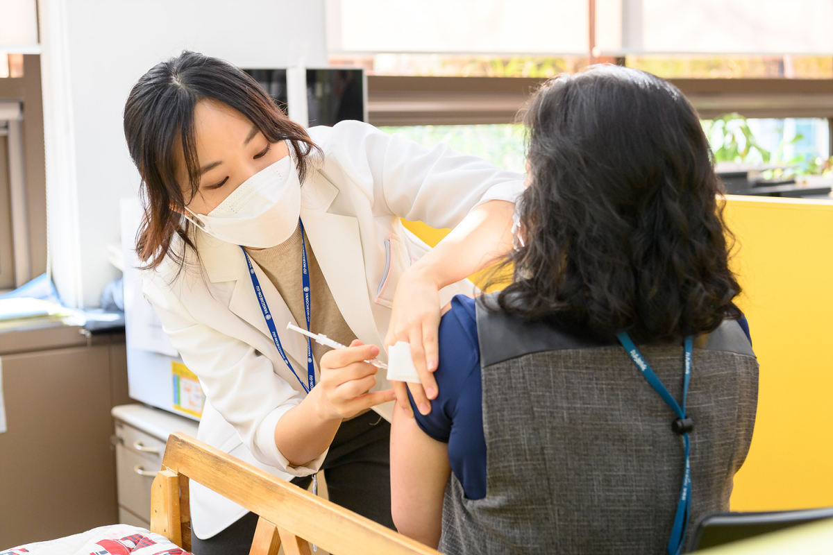 ▲서울 양천구 보건소에서 독감 예방을 접종하고 있다.  (자료제공=양천구)