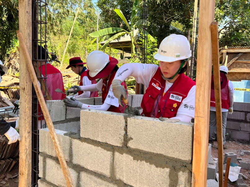 ▲LG에너지솔루션 임직원들이 인도네시아 카라왕시 와나자야 마을에서 건축 봉사활동을 하고 있다. (사진제공=LG에너지솔루션)