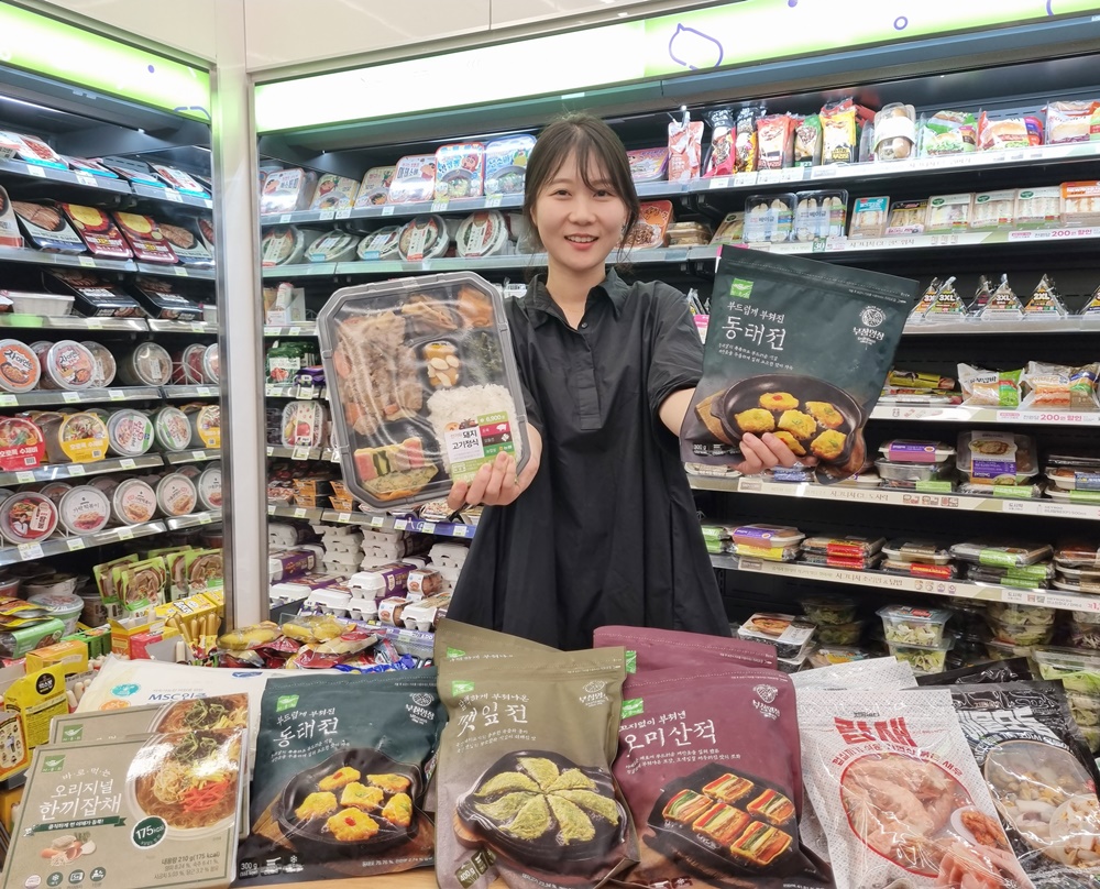 ▲18일 편의점 CU에서 모델이 추석 간편식을 소개하고 있다. (사진제공=BGF리테일)
