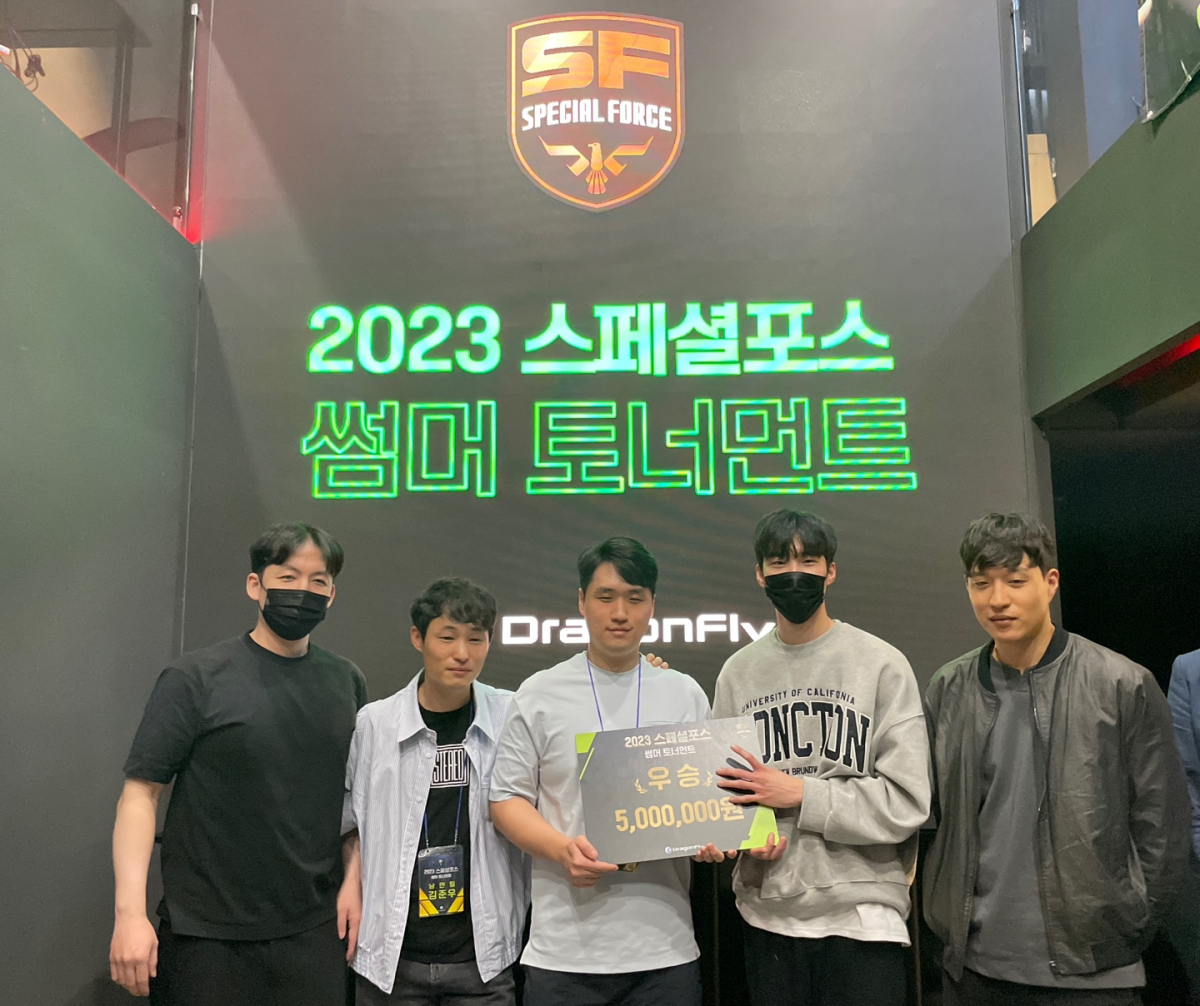 ▲스페셜포스 썸머 토너먼트 대회에 참가해 우승을 거머쥔 낭만팀이 기념사진을 찍고 있다.  (사진제공=드래곤플라이)