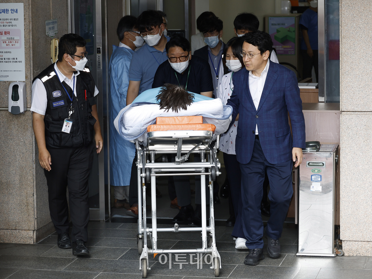 ▲무기한 단식을 벌이던 이재명 더불어민주당 대표가 건강 악화로 긴급 이송된 18일 오전 서울 영등포구 여의도 성모병원 응급의료센터에서 치료를 위해 녹색병원으로 이송되고 있다. 조현호 기자 hyunho@
