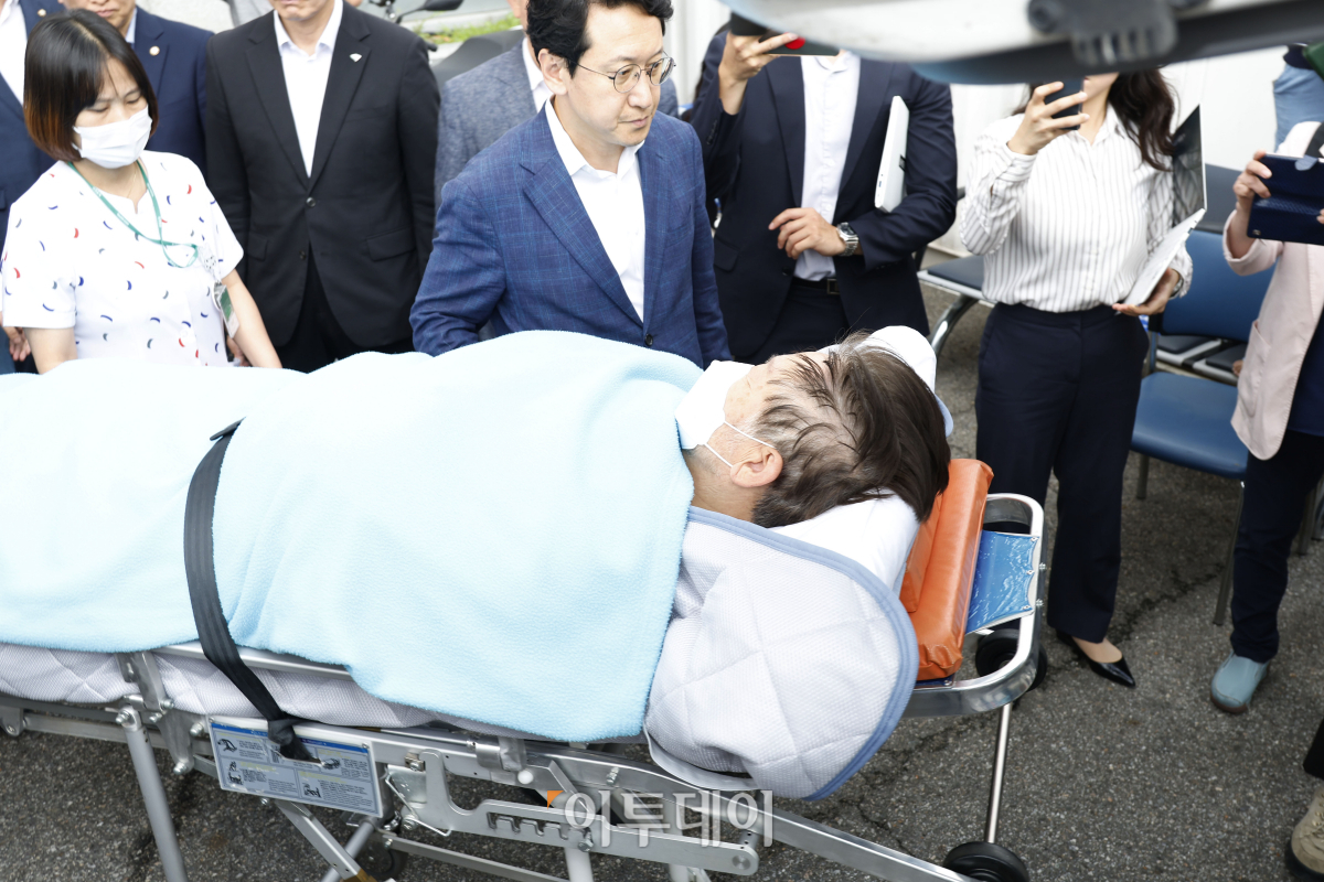 ▲무기한 단식을 벌이던 이재명 더불어민주당 대표가 건강 악화로 긴급 이송된 18일 오전 서울 영등포구 여의도 성모병원 응급의료센터에서 치료를 위해 녹색병원으로 이송되고 있다. 조현호 기자 hyunho@
