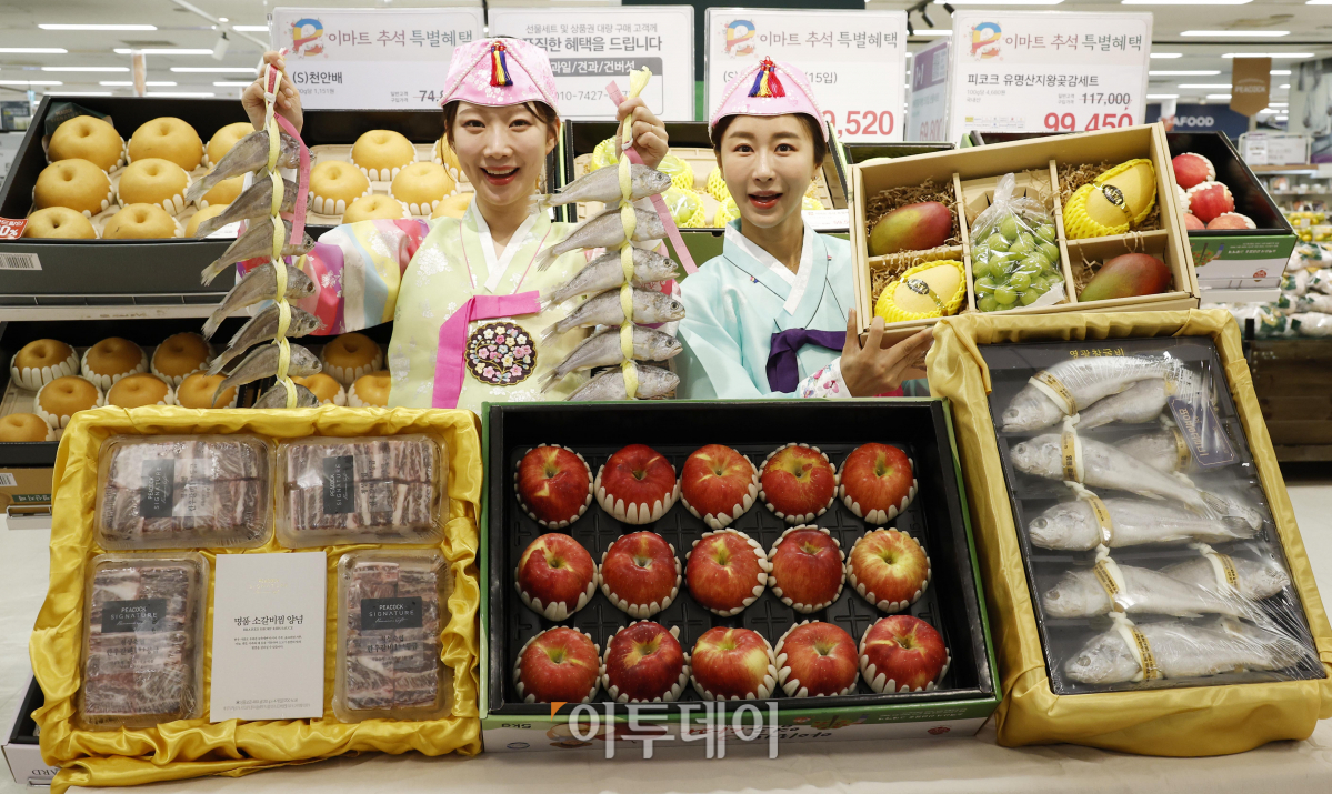 ▲18일 서울 용산구 이마트 용산점에서 모델들이 추석 선물세트를 선보이고 있다. 이마트는 추석 명절을 앞두고 19일부터 추석 당일인 29일까지 과일·축산·수산·가공 등 선물 세트 판매를 진행한다. 조현호 기자 hyunho@