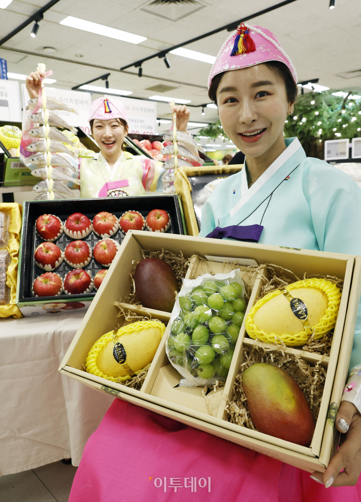 ▲18일 서울 용산구 이마트 용산점에서 모델들이 추석 선물세트를 선보이고 있다. 이마트는 추석 명절을 앞두고 19일부터 추석 당일인 29일까지 과일·축산·수산·가공 등 선물 세트 판매를 진행한다. 조현호 기자 hyunho@